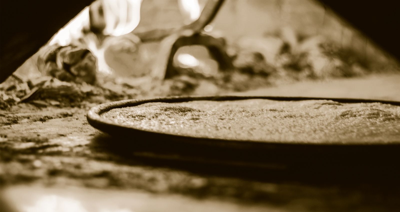 Immagine che mostra la pizza al tegamino mentre viene cucinata