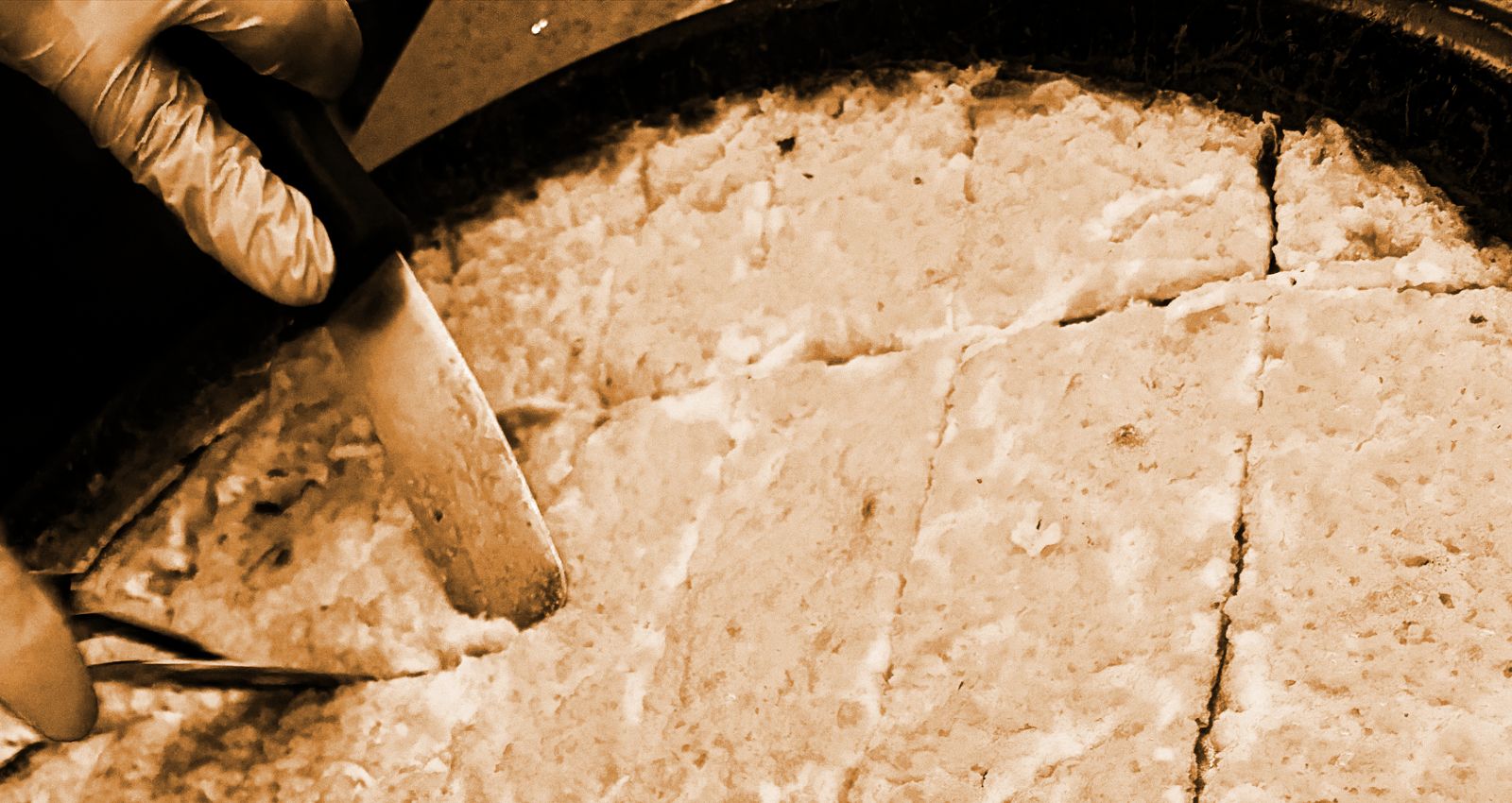 Immagine che mostra la pizza al tegamino mentre viene cucinata